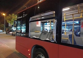 La rueda de un camión sale despedida e impacta contra la ventanilla de un autobús urbano en Murcia