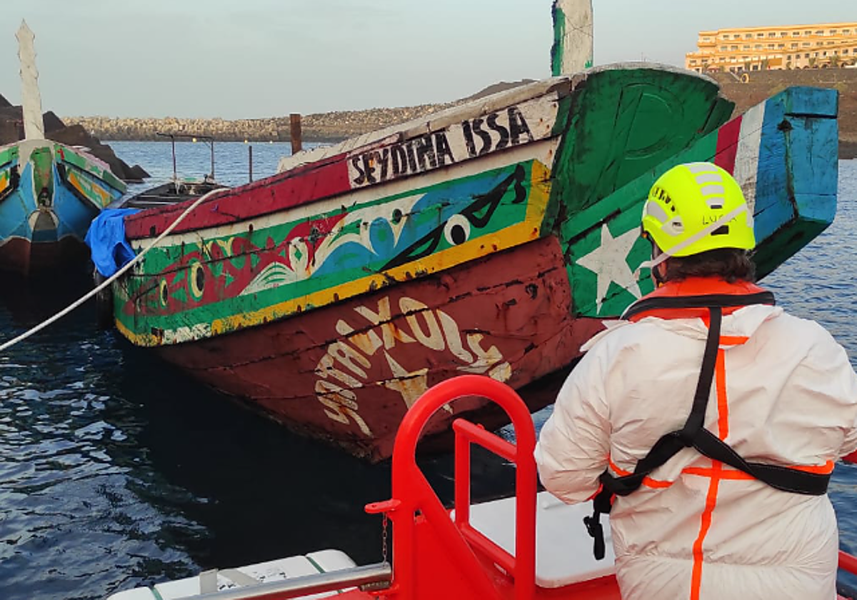 Cayuco en el puerto de La Restinga