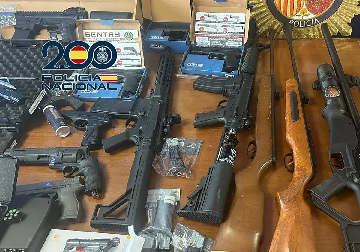 Armas de aire comprimido incautadas al desmantelar una casa en Chiclana