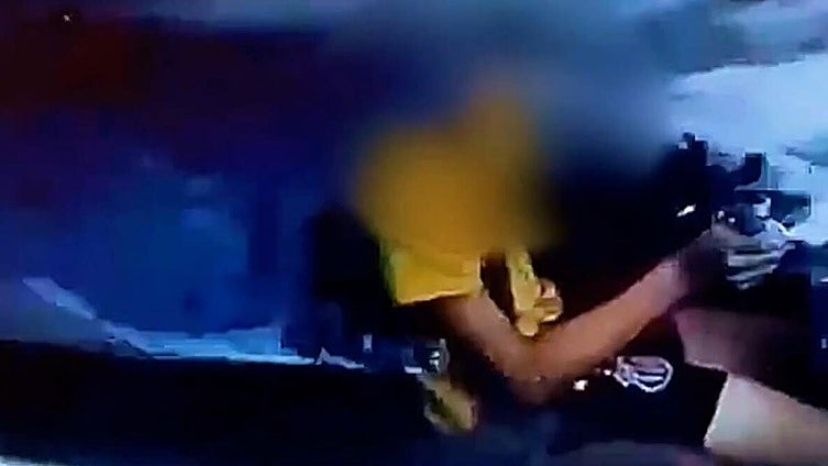 Investigan a una madre por permitir a su hijo de 10 años conducir un coche y compartirlo en redes sociales