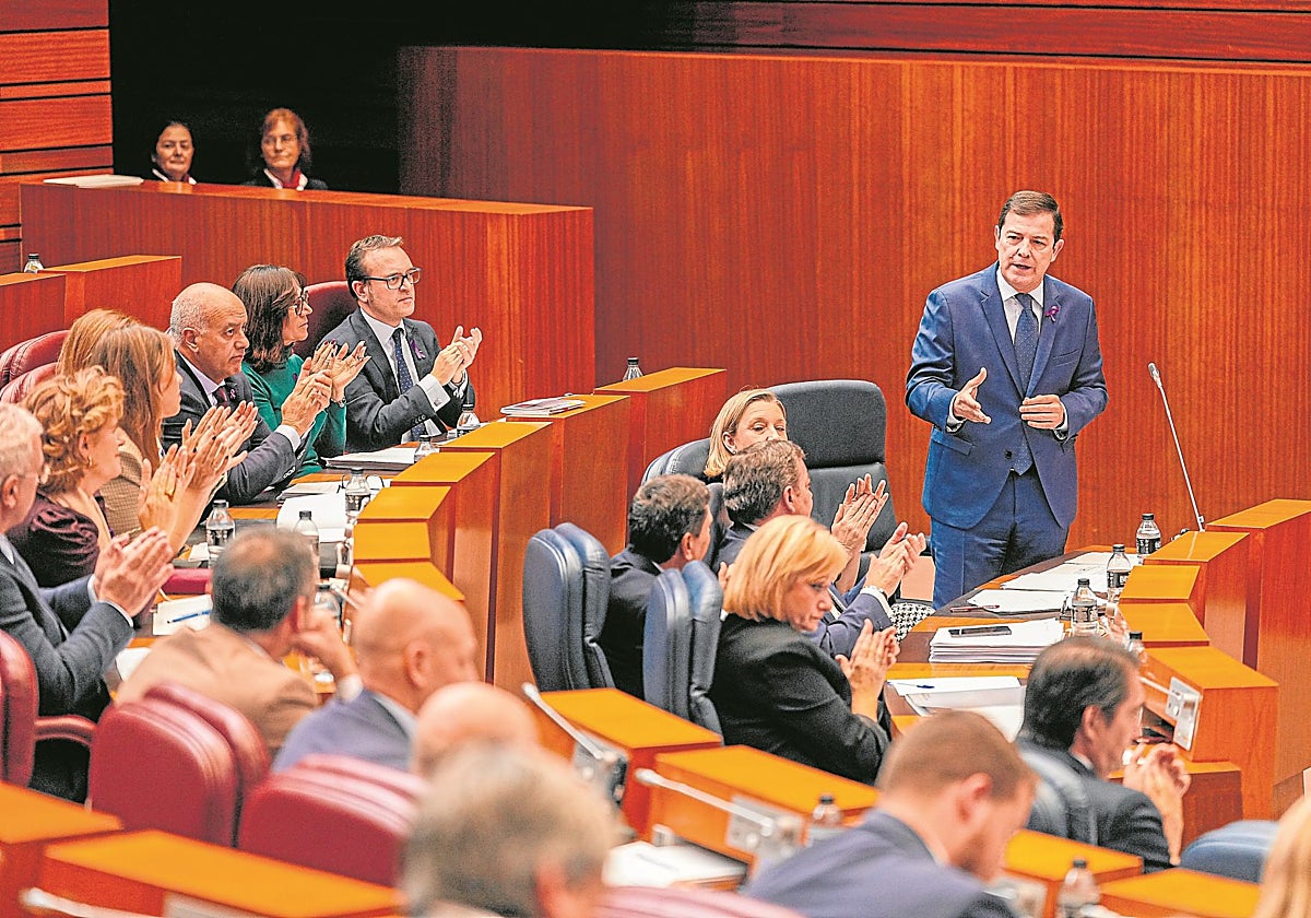 El presidente de la Junta, Alfonso Fernández Mañueco, durante su intervención en el pleno