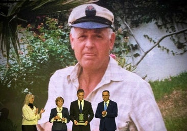 Ana Tárrago, Rosario de la Torre y Luis Portero recogen el premio de manos de Francis Rodríguez