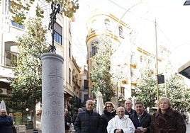 La cruz de la calle San Álvaro de Córdoba vuelve a erigirse diez meses después de que un coche derribara el monolito