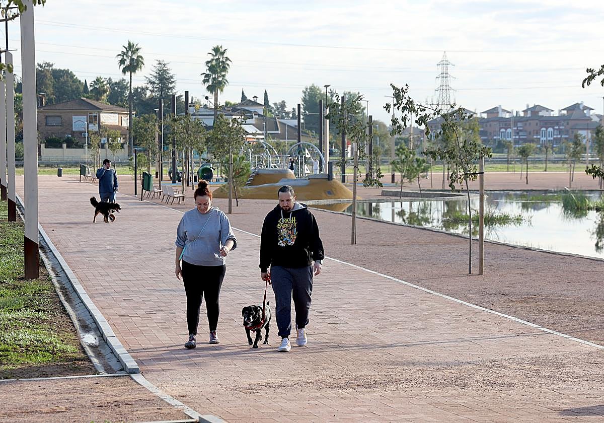 Varias personas pasean por el parque Princesa de Asturias