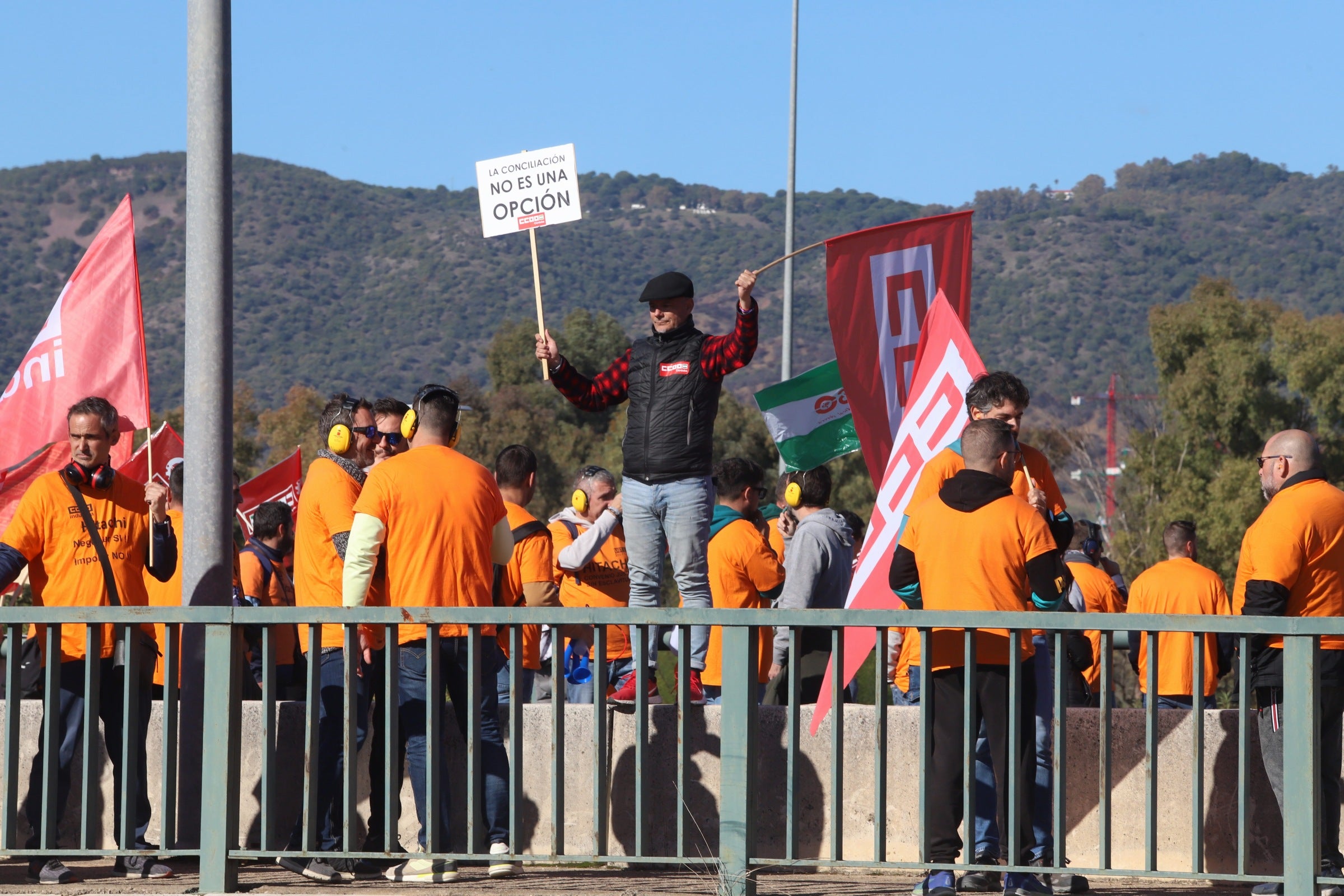 La nueva protesta de la plantilla de Hitachi en Córdoba, en imágenes