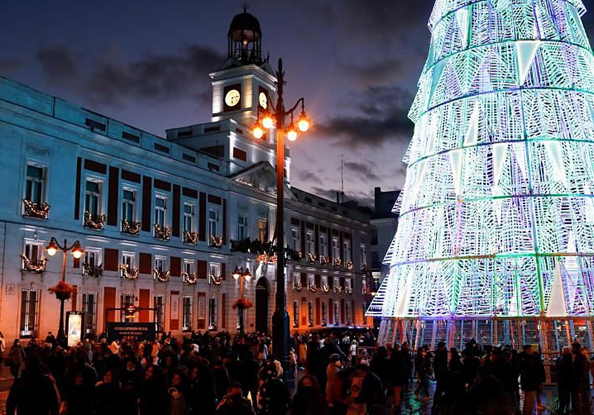 La Puerta del Sol adornada por Navidad