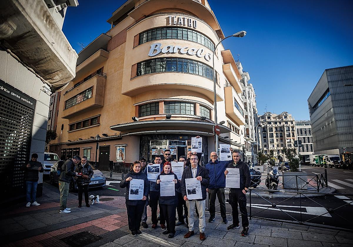Algunos de los integrantes de Plataforma por el Ocio de Madrid, frente al Teatro Barceló, recientemente precintado