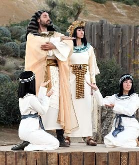 Imagem Secundária 2. Acima dessas linhas, o elenco artístico do Puy du Fou interpreta “A Alegria do Natal”. 