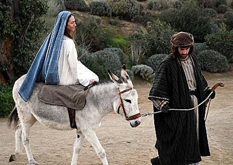 Imagem Secundária 1. Acima destas linhas, o elenco artístico do Puy du Fou apresenta “A Alegria do Natal”. 