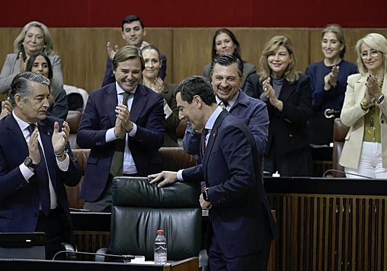 El presidente andaluz, Juanma Moreno, aplaudido por la bancada de diputados del PP en el Debate del Estado de la Comunidad celebrado este jueves en el Parlamento