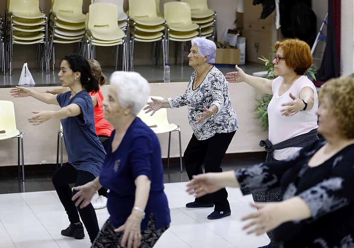 Actividad de gimnasia para mayores, en una imagen de archivo
