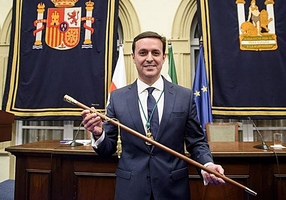 Javier Aureliano García tras su toma de posesión como presidente de la Diputación de Almería en 2019
