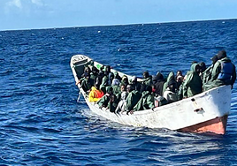 Llega por sus propios medios un cayuco con 45 personas migrantes al muelle de Los Cristianos (Tenerife)