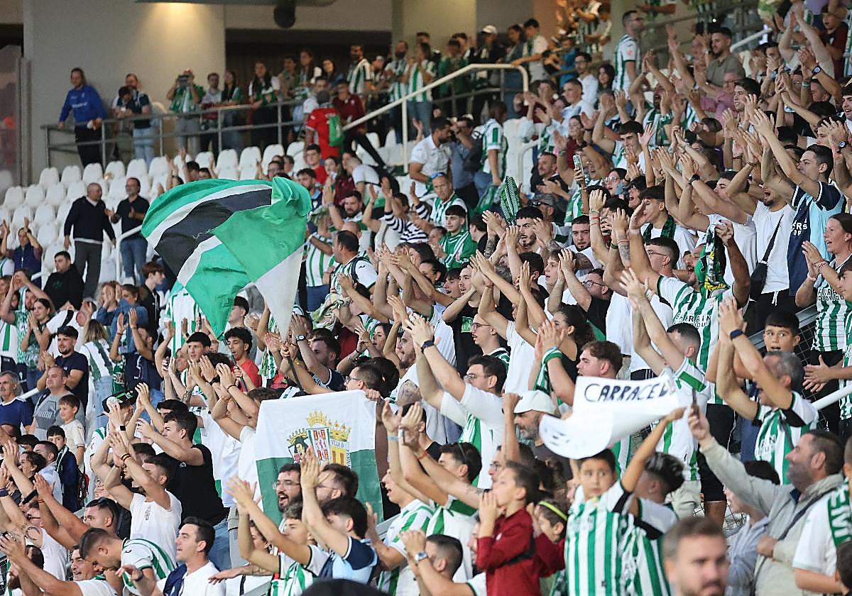 Imagen de una grada de aficionados de El Arcángel durante un partido de la temporada