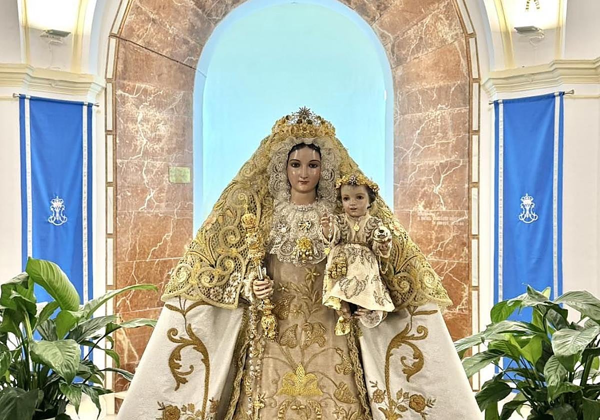 La Virgen de Luna, en el camarín del santuario, preparada para el triduo
