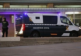 Vista del furgón policial que ha trasladado a José Luis Ábalos y Koldo García para ingresar este jueves en la cárcel de Soto del Real