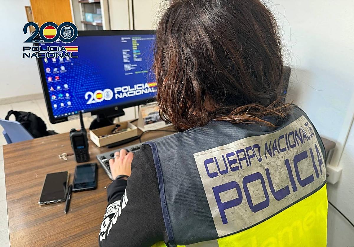 Imagen de archivo de una investigadora de la Policía Nacional