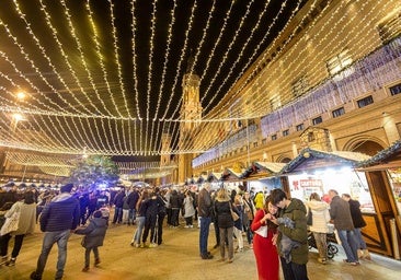 La Navidad se enciende en Zaragoza con novedades: una noria, un belén gigante en la escalinata del Batallador y hasta auroras boreales