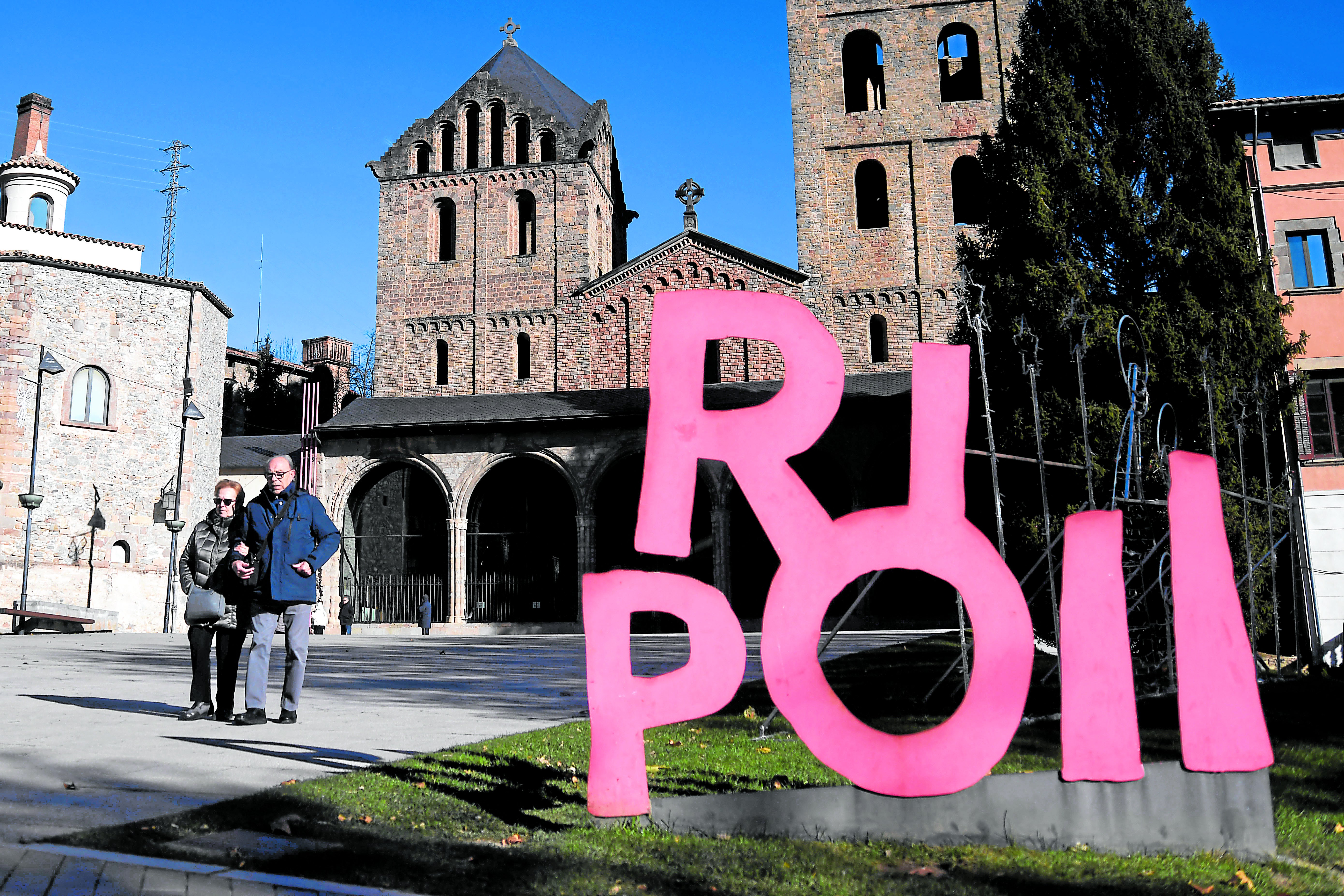 Main photo - Monastery of Santa Maria di Ripoll, where the remains of Wifredo el Veloso are located. Below, the Orioles card from Club Súper 3 on TV3. Sylvia Orioles dressed as 