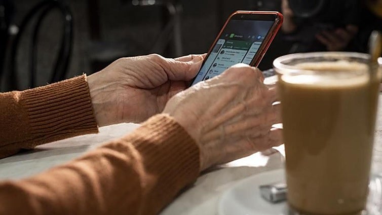 El Supremo agrava la condena a una madre por difundir una llamada privada del padre de sus hijos menores en un chat escolar