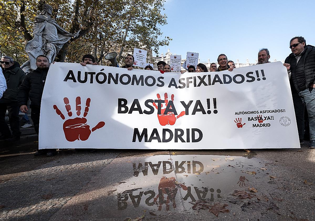 Manifestantes portan pancarta con lema 'Autónomos asfixiados