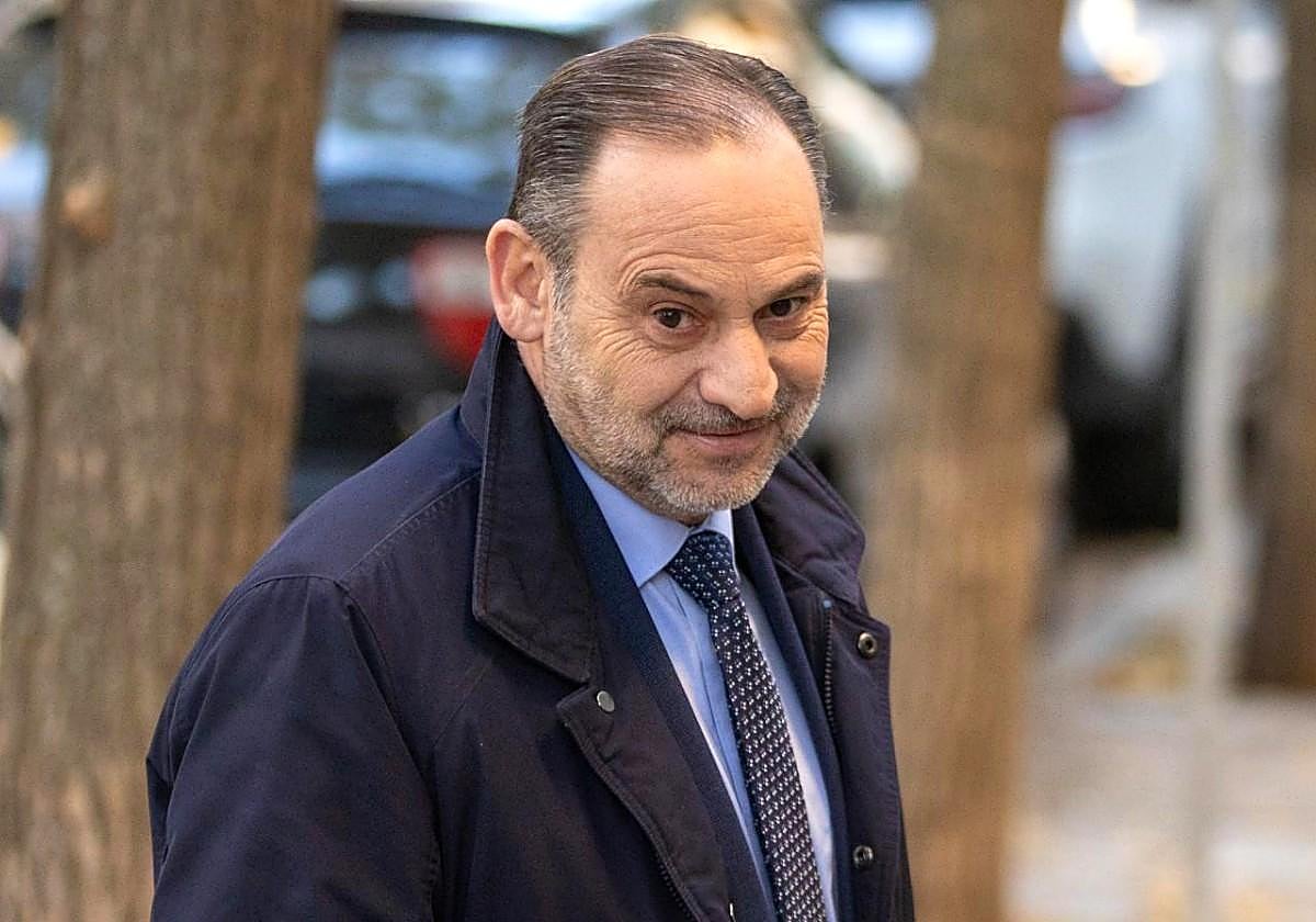 Ábalos hace balance de sus primeros días en prisión: «Sigo fuerte y firme. No me van a doblegar ni a callar»