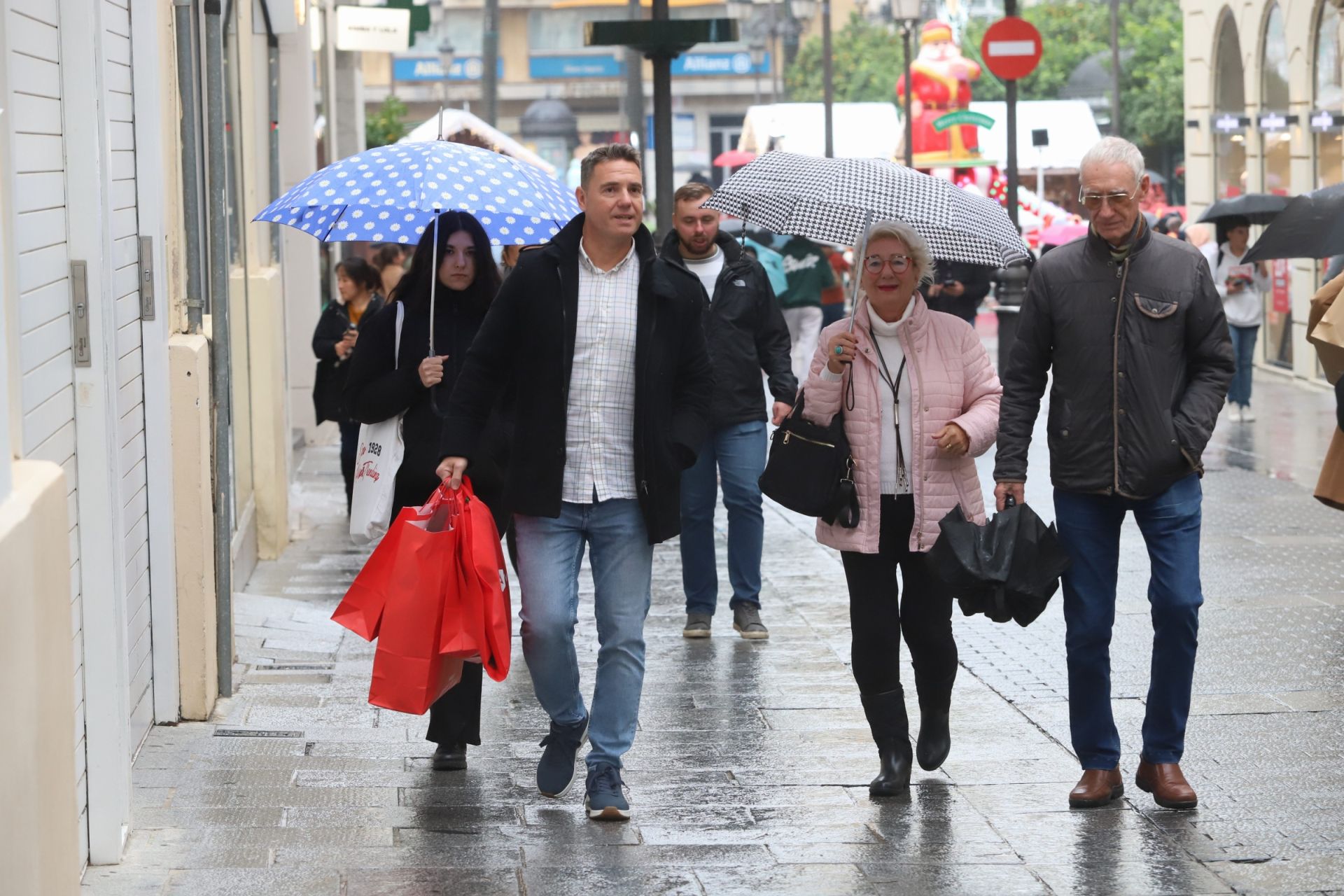 Las compras anticipan la Navidad en Córdoba, en imágenes