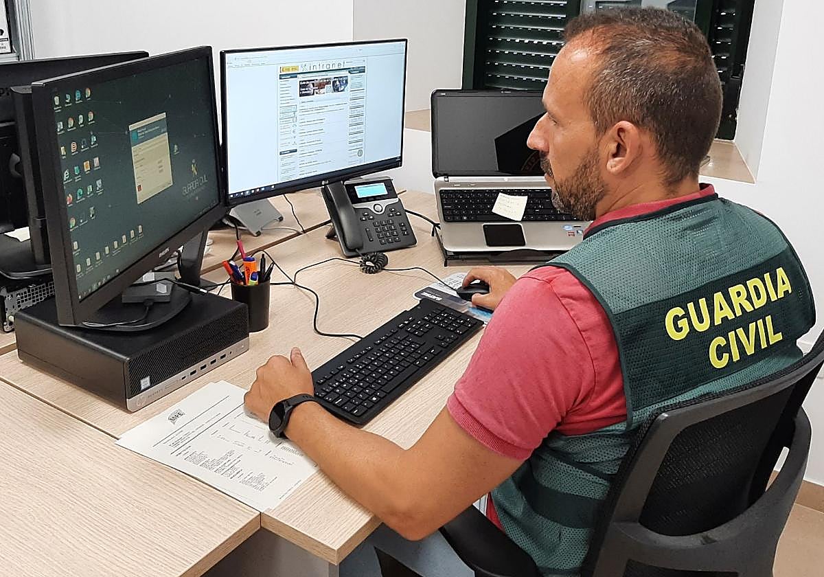 Un agente del equipo @ de la Guardia Civil de Córdoba
