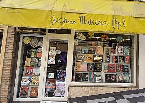 Imagen secundaria 1 - Vistas del interior y del exterior de la librería Pipo en Lucena