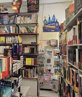 Imagen secundaria 2 - Vistas del interior y del exterior de la librería Pipo en Lucena