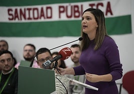 El PSOE se confunde y critica a Juanma Moreno por una manifestación a la que no ha asistido