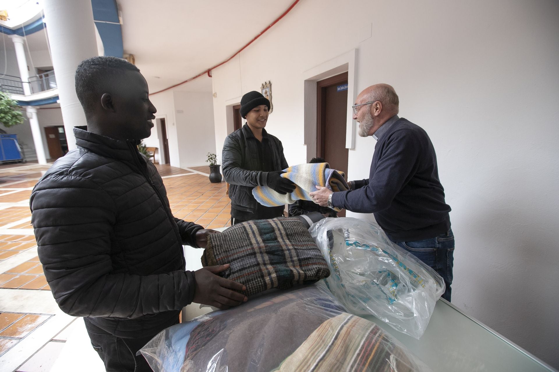 La parroquia de Santa Luisa de Marillac acoge a personas sin hogar en Córdoba, en imágenes