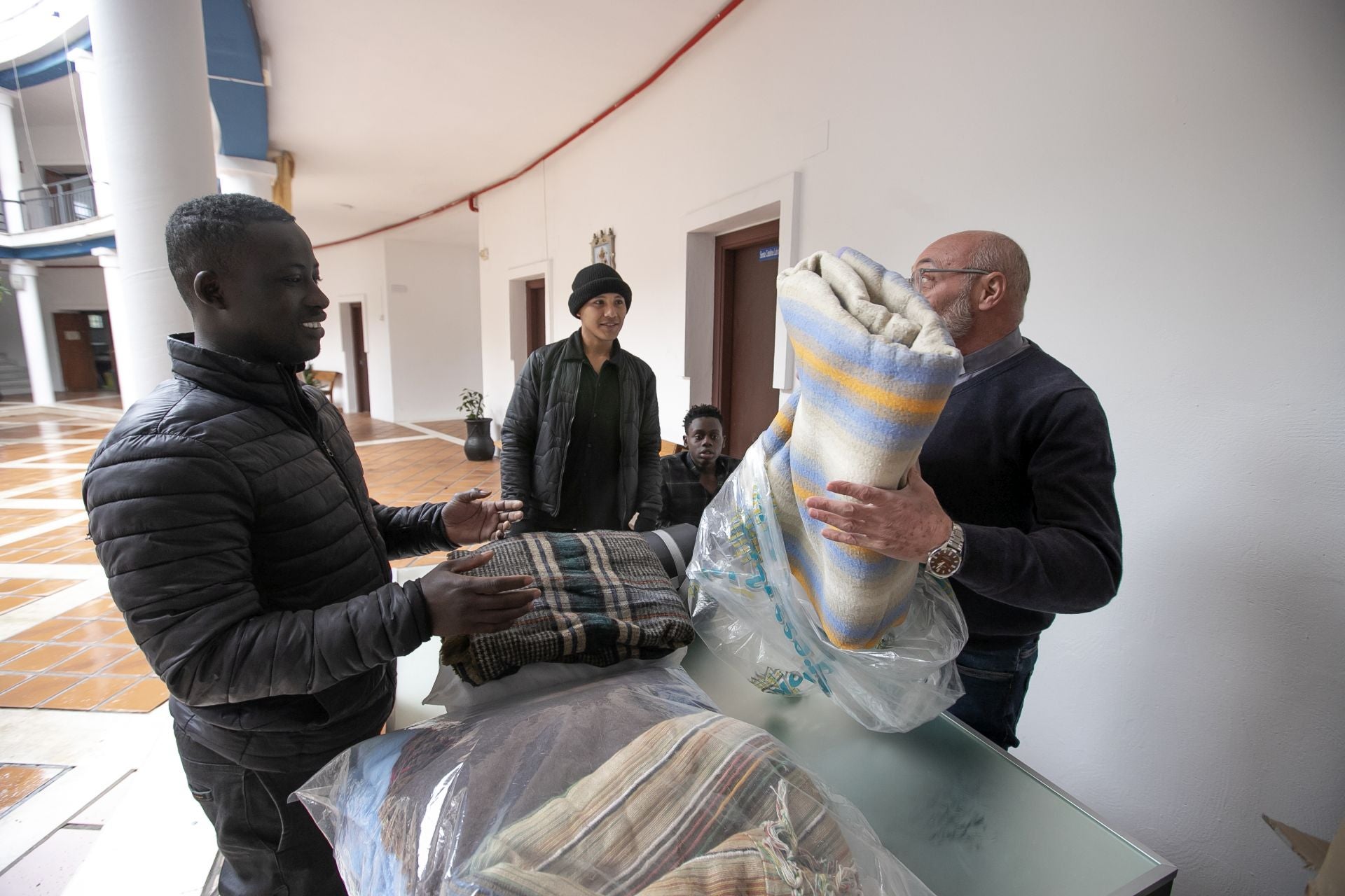 La parroquia de Santa Luisa de Marillac acoge a personas sin hogar en Córdoba, en imágenes