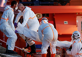 Nueva tragedia en el mar: rescatado un cayuco a la deriva con más de 70 inmigrantes y cuatro fallecidos