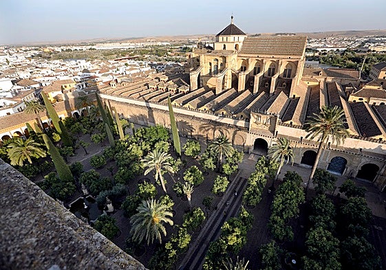Plano general desde arriba del Patio de los Naranjos de la Mezquita Catedral de Córdoba