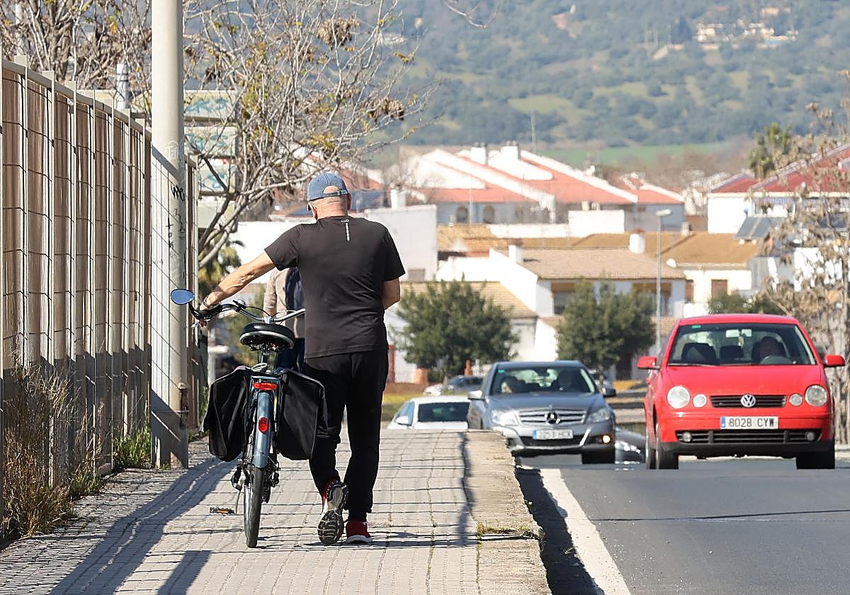 Un ciudadano pasa por el paso elevado de la carretera de Palma en los Olivos Borrachos