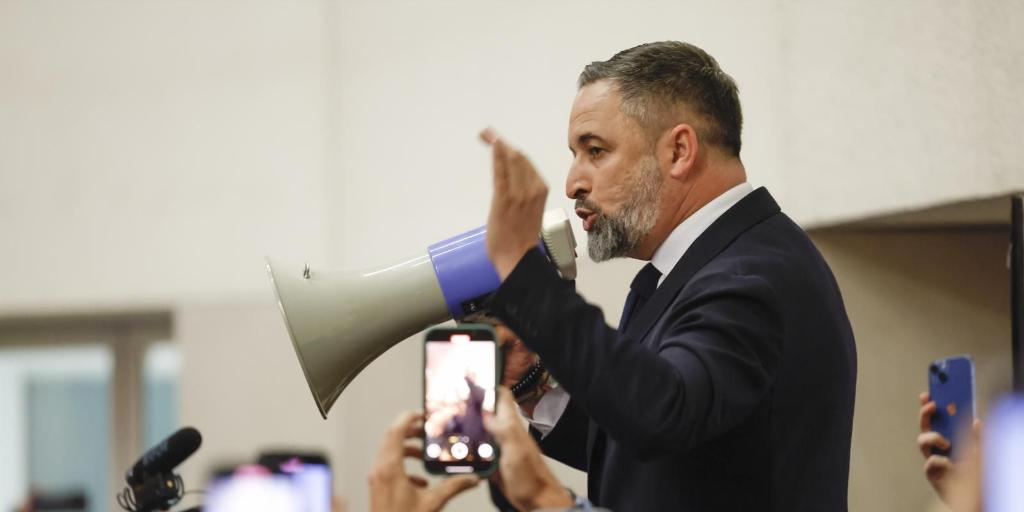 Abascal insta a Feijóo a presentar la moción de censura: «Es sorprendente que persista en convocar concentraciones mientras renuncia a otras medidas»
