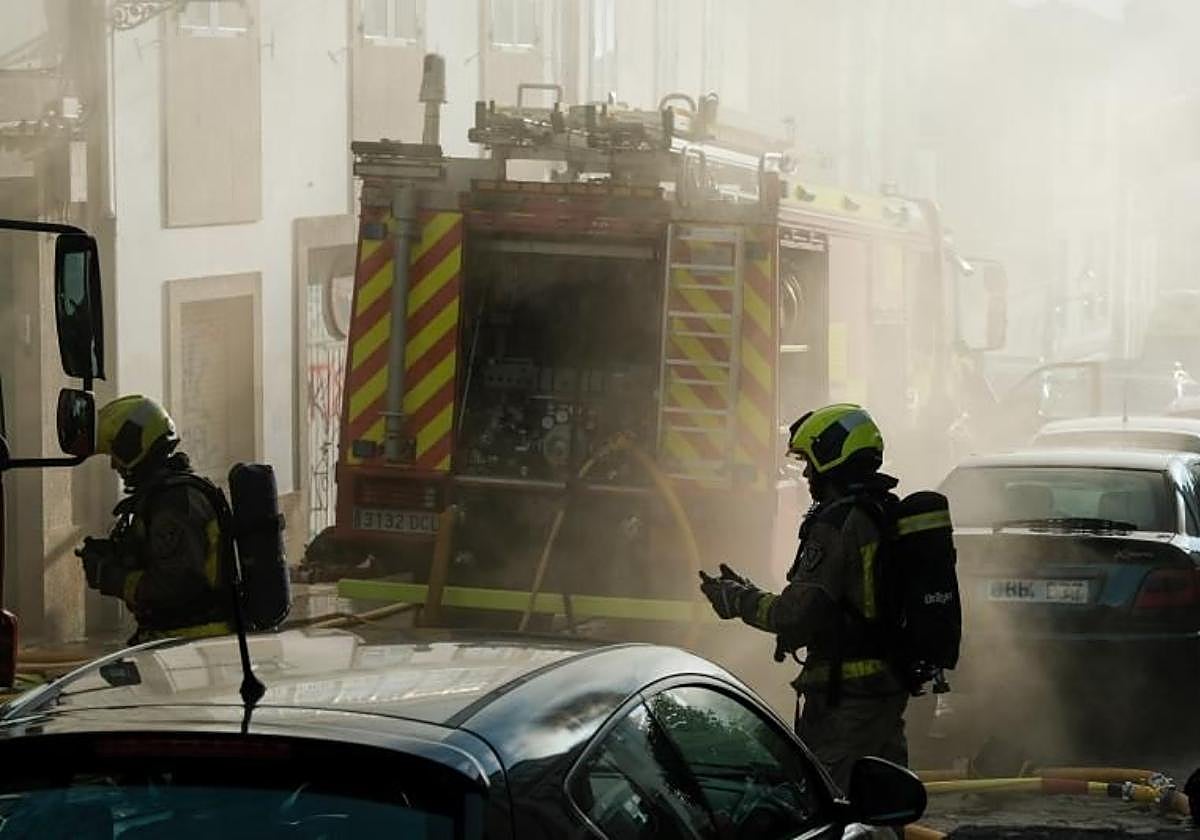 Los bomberos de Santiago durante un operativo, en una foto de archivo