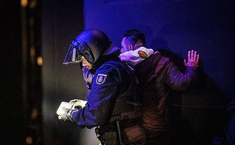 Imagem principal - Após identificá-los, os agentes revistam todos os presentes. Vito, do departamento canino, está em busca de drogas.