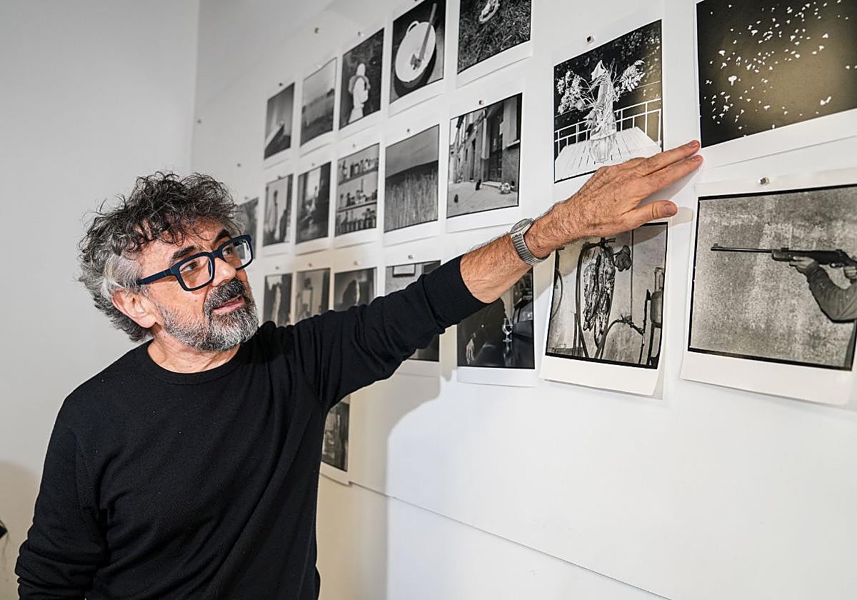 Claudio de la Cal señala algunas de las fotografías que prepara para la exposición que celebrará en Palencia con motivo del Premio Internacional de Fotografía Piedad Isla
