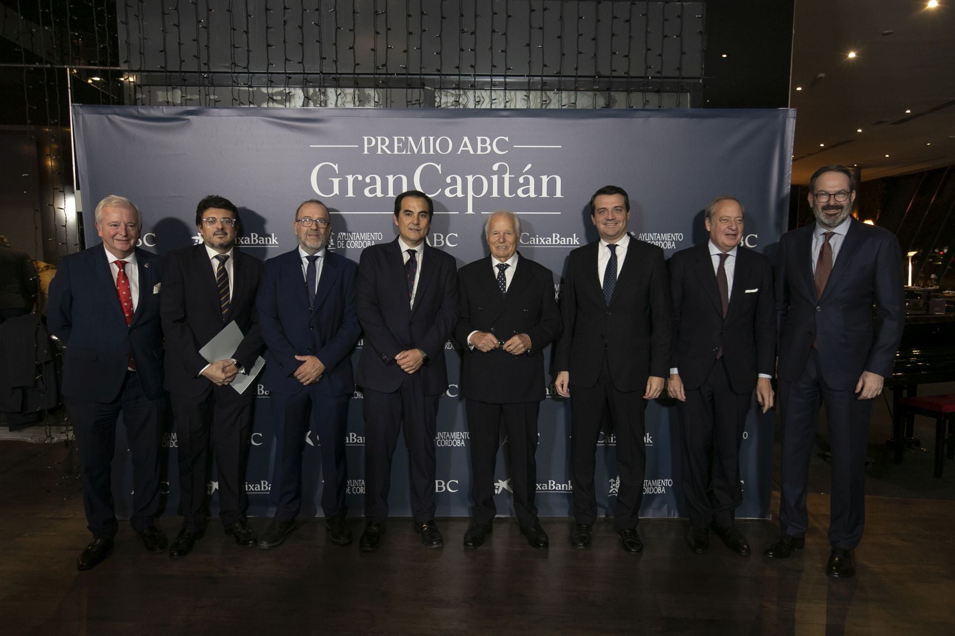 Los asistentes a la entrega del Premio Gran Capitán de ABC a El Cordobés, en imágenes