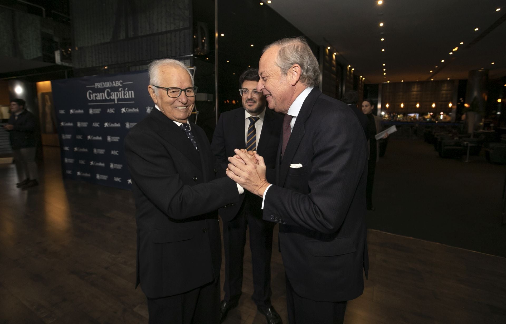 Los asistentes a la entrega del Premio Gran Capitán de ABC a El Cordobés, en imágenes