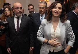 El PP de Ayuso y el delegado de Sánchez exhiben su ruptura ante la fiesta de la Constitución