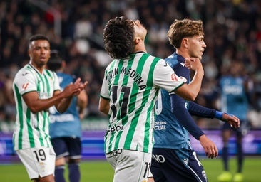 Kevin Medina se lamenta tras fallar una ocasión ante el Cádiz