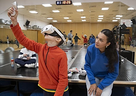 Imagen secundaria 1 - Varios niños utilizando las gafas de realidad virtual bajo la supervisión de monitores