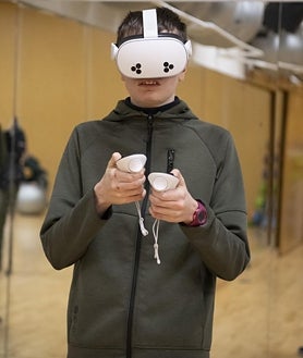 Imagen secundaria 2 - Varios niños utilizando las gafas de realidad virtual bajo la supervisión de monitores