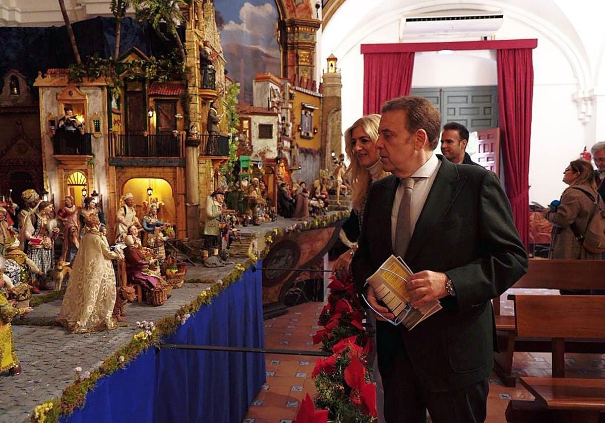 Julián Urbano y Lourdes Morales, ante el belén de la hermandad de la Sentecia