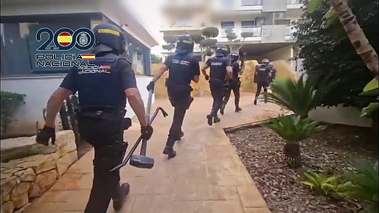 Agentes durante un despliegue en las dos operaciones para desmantelar los puntos de venta de droga en Benidorm
