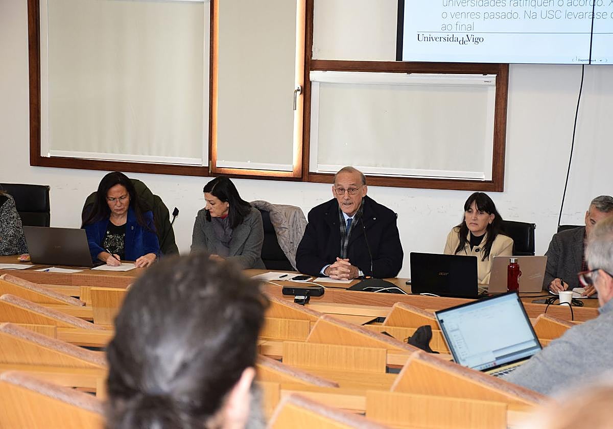 El rector de Uvigo, Manuel Reigosa, tras la reunión del Consello de Goberno de la universidad