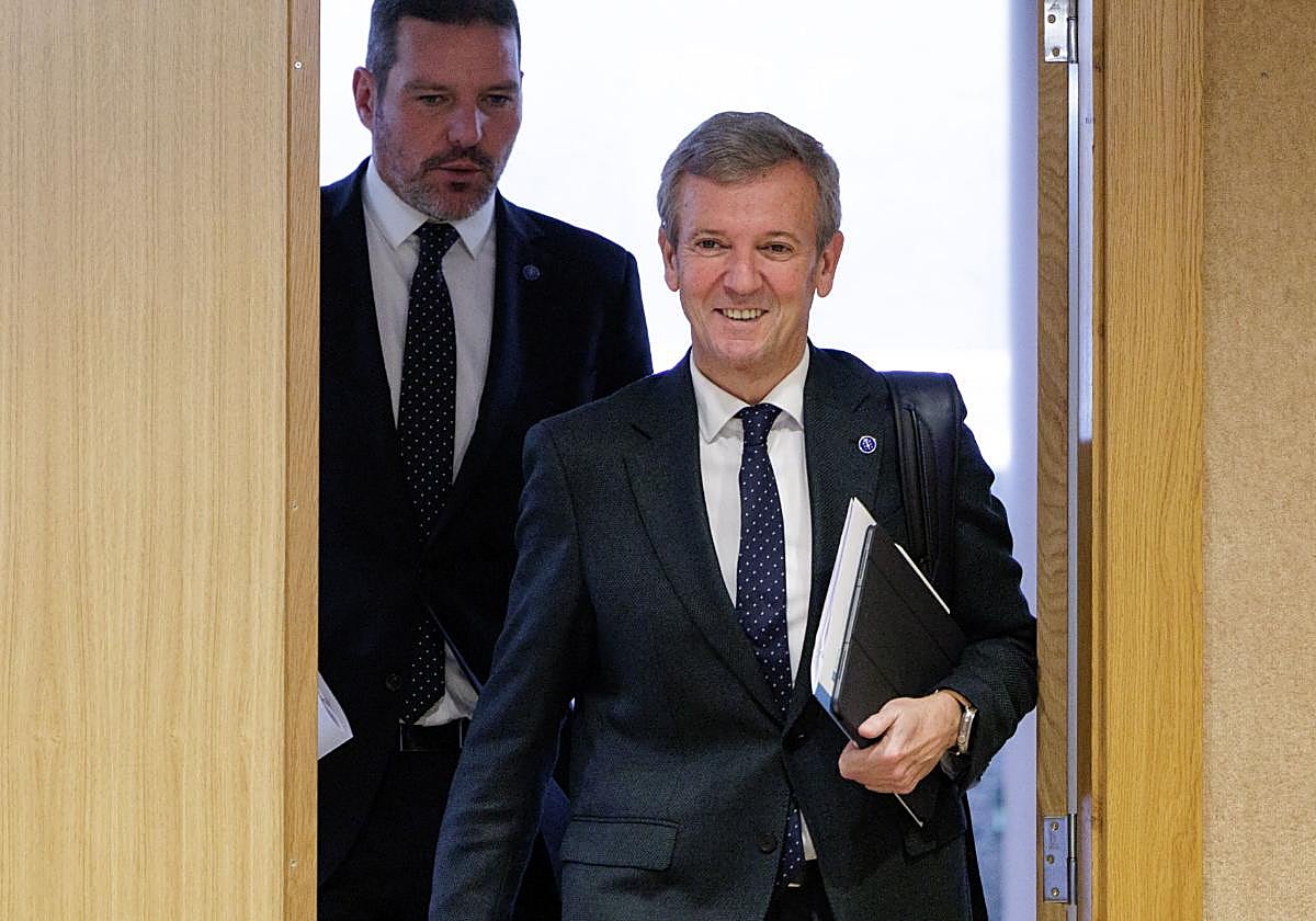 El presidente de la Xunta, acompañado del conselleiro de Cultura, a su llegada para comparecer ante los medios